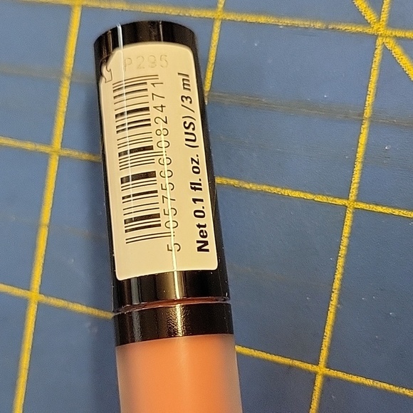 Revolution Matte Lipstick - Matte Featured 109 3ml New - Picture 3 of 4
